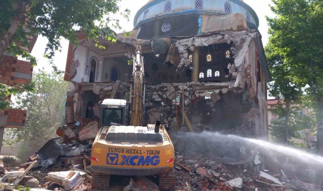 Yenisi yapıldı, hasarlı eski cami yıkıldı