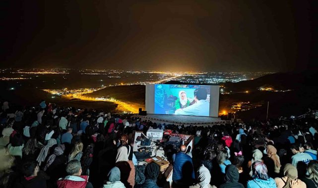 Yeşilçam'ın yıldızı Koçyiğit, Mardin açık hava sinemasında sevenleriyle rol aldığı filmi izledi