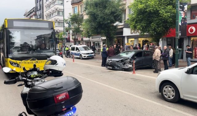 Yolcu indiren halk otobüsüne ters şeritten gelen otomobil çarptı : 1 yaralı