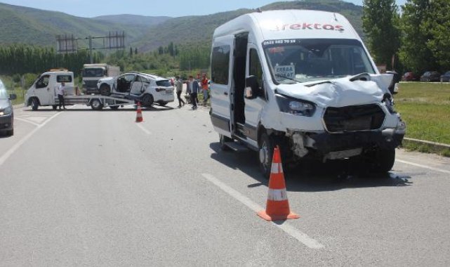 Yolcu minibüsü ile otomobil çarpıştı: 13 yaralı