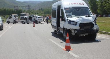 Yolcu minibüsü ile otomobil çarpıştı: 13 yaralı