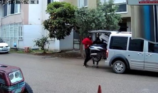 Yolda gördükleri motosikleti 1 dakikada böyle çaldılar