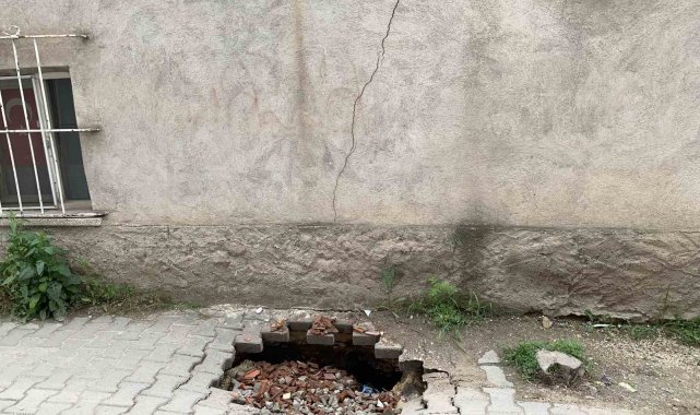 Yoldaki göçük endişe oluşturuyor