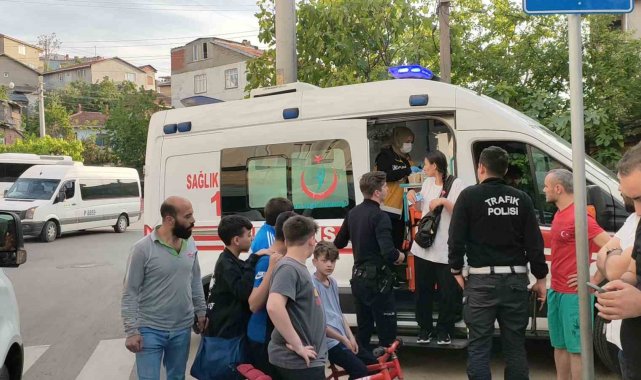 Yolun karşısına geçen çocuğa servis aracı çarpıp kaçtı