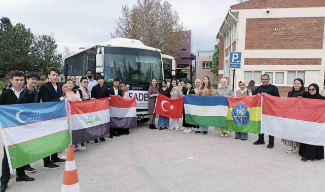 Yöresel dans ve şarkılarını İKAF' 23'te sergilediler