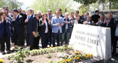 Yunus Emre, 702'nci yıl dönümünde, kabri başında anıldı
