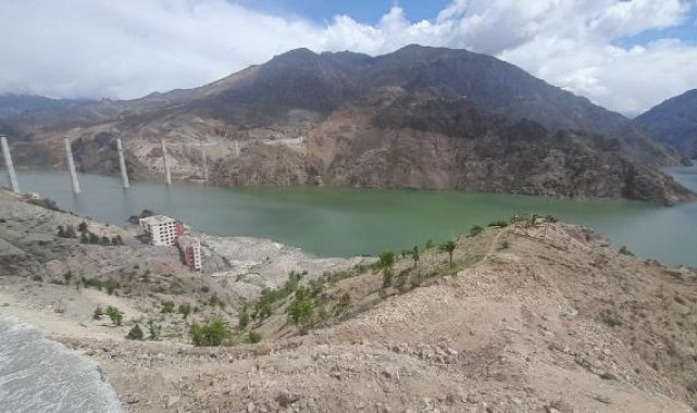 Yusufeli Barajı'nda su seviyesi 126 metreye ulaştı; eski ilçe merkezi görünmez oldu