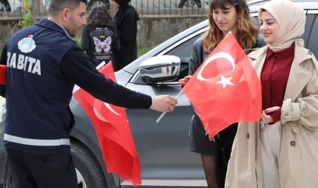 Zabıtadan vatandaşlara bayrak