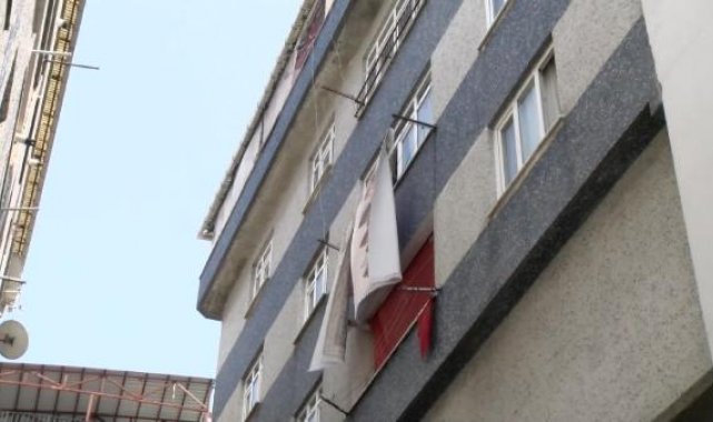 Zeytinburnu'nda 4'üncü kattan otomobilin üstüne düşen çocuk ölümden döndü