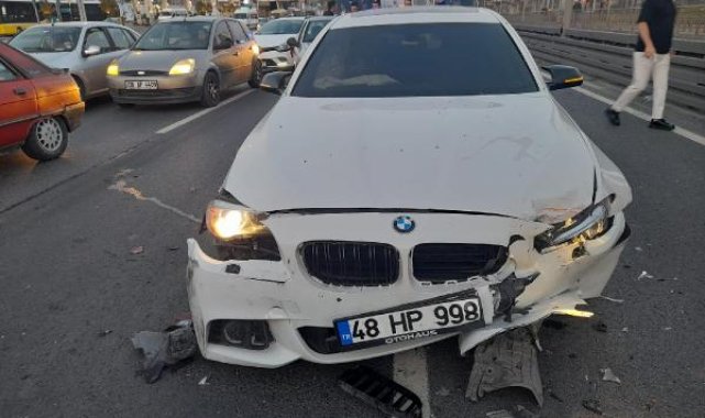 Zeytinburnu'nda 1 mayıs görevine giden polisler kaza yaptı
