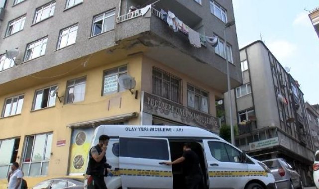 Zeytinburnu'nda 2 yaşındaki çocuk pencereden otomobilin üzerine düştü