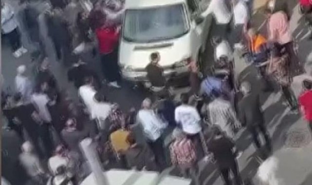 Zeytinburnu'nda halk otobüsüne saldıran minibüs şoförü darbedildi
