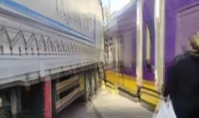 Zeytinburnu'nda tramvay TIR'ın dorsesine çarptı