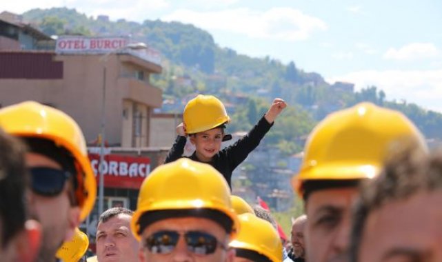 Zonguldak'ta işçiler Madenci Anıtı'na yürüdü