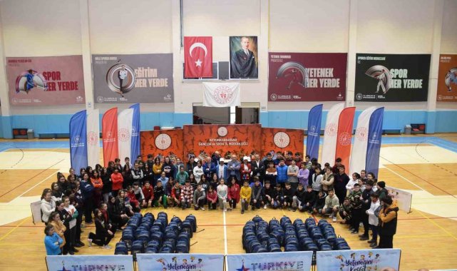 123 öğrenciye spor malzemesi hediye edildi