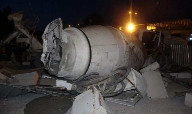 15 metre yükseklikten metro inşaatı sahasına uçan beton mikserinin sürücüsü öldü