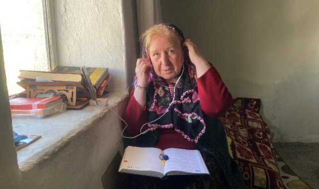 68 yaşındaki üniversite öğrencisi, köyden cep telefonuyla online derslere katılıyor
