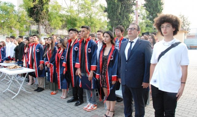 Adana Borsa Lisesi 50'inci yılında 83 mezun verdi