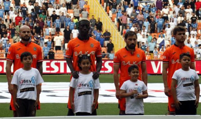 Adana Demirspor ve Başakşehir futbolcuları sahaya lösemili çocuklarla çıktı