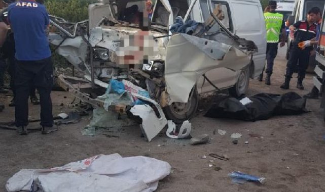 Adana'da minibüs ile belediye otobüsü çarpıştı: 2 ölü, 10 yaralı