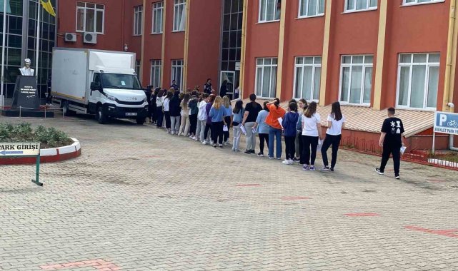 Adaylar sınavda veliler dışarıda ter döktü