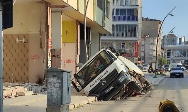 Ağır hasarlı binanın önündeki yol çöktü, araç içerisine düştü