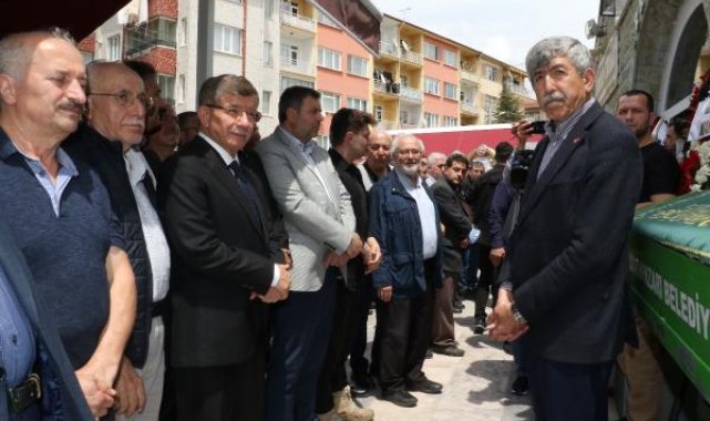 Ahmet Davutoğlu, Eskişehir'de cenazeye katıldı