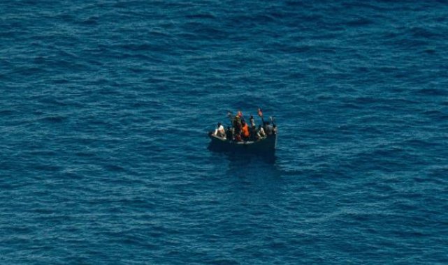 Akdeniz'de içinde 25 kişi bulunan bir tekne, tehlike sinyali verdi