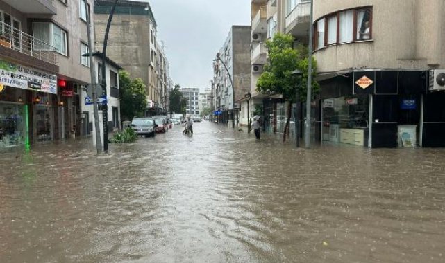 Akhisar'da cadde ve sokakları göle döndü