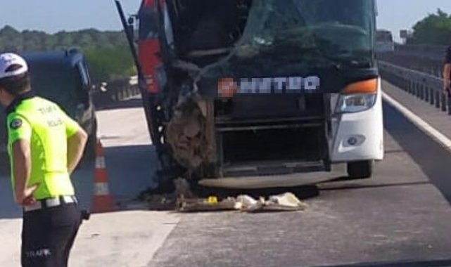 Akhisar'da yolcu otobüsü TIR'a çarptı; 14 yaralı
