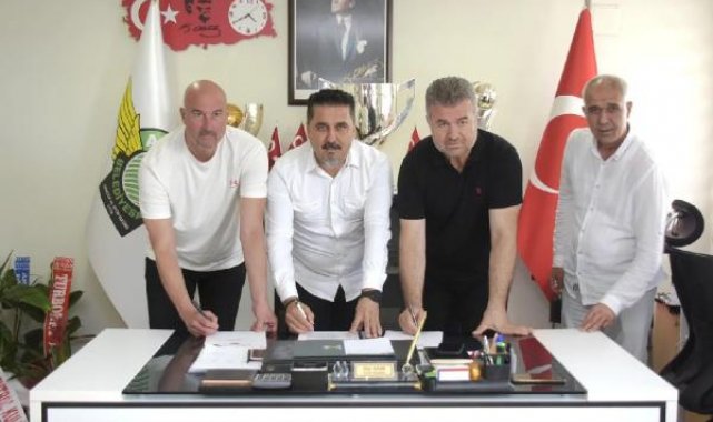 Akhisarspor'da Yanar imzayı attı