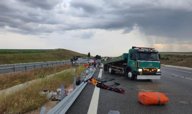 Aksaray'da, bariyerlere çarpıp takla atan hafif ticari araçtaki 2 kişi öldü