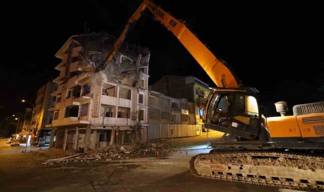 Aksaray'da risk teşkil eden yapılar yıkılıyor