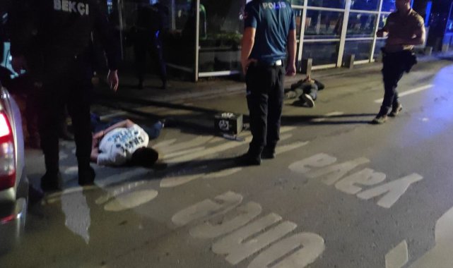 Aksiyon filmlerini aratmayan gece: Kavga ve kaçan aracın kovalanma anları kamerada