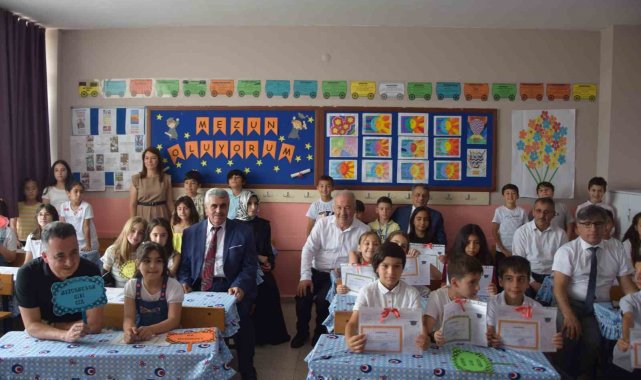 Aksu'da 15 bin 730 öğrenci karne sevinci yaşadı
