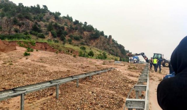 Akyonkarahisar'da heyelan nedeniyle 2 araç toprak yığını altında kaldı: 1 ölü, 1 yaralıalı