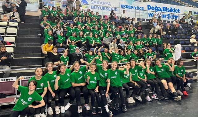 Alaağaç Spor voleybol şenliğinde esti geçti