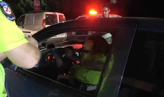 Alkollü yakalandı, direksiyon başında alkol almaya devam etti