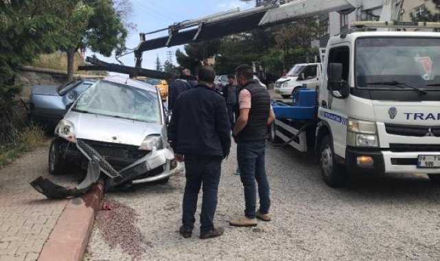 Alt yoldaki aracın üzerine düşen otomobilin sürücüsü yaralandı