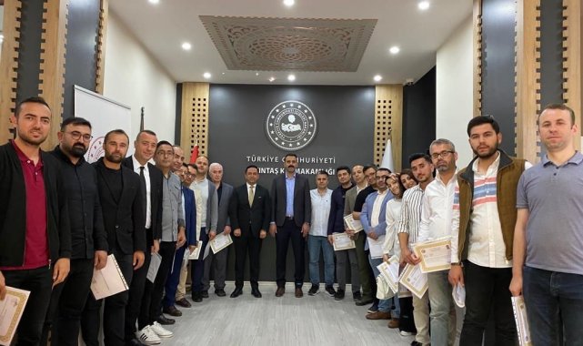 Altıntaş'ta deprem bölgesinde ve hayır çarşısında görev alan milli eğitim personeline başarı belgesi