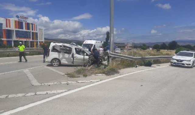 Amasya'da hafif ticari aracın bariyere saplandığı kazada karı- koca ile 3 çocuğu yaralandı