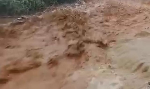 Amasya'da sağanağın vurduğu Tatar köyü göle döndü, ev ve ahırlar su içinde kaldı