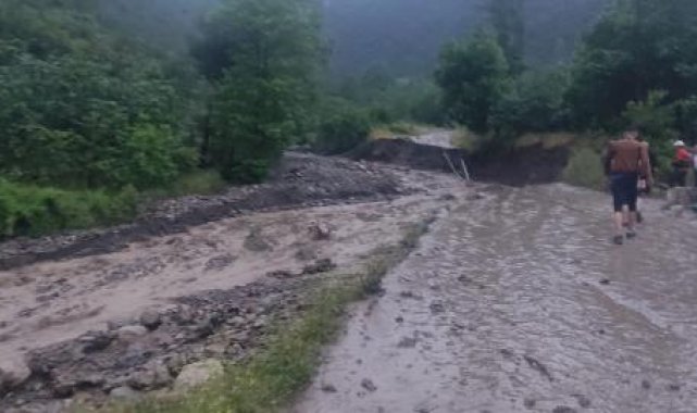Amasya'da sel sularına kapılan otomobildeki 2 kişi kayboldu