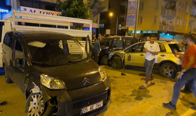 Amasya'da üç aracın çarpıştığı kaza kamerada