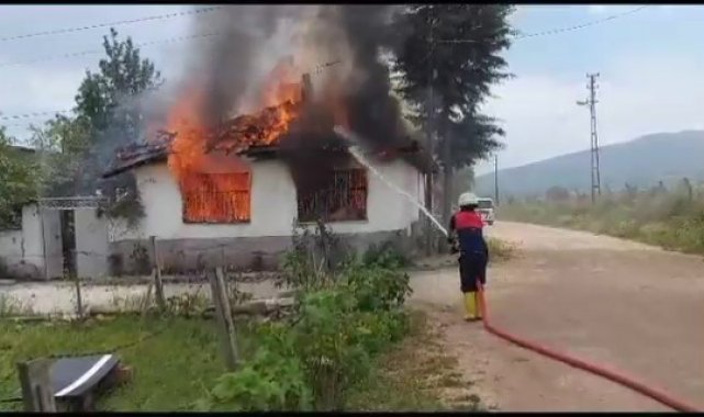 Amasya'da yalnız yaşayan kadının evi alev alev yandı