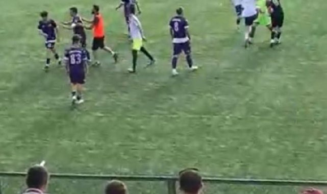 Amatör maçtan sonra saha karıştı, rakip oyunculara saldırdılar