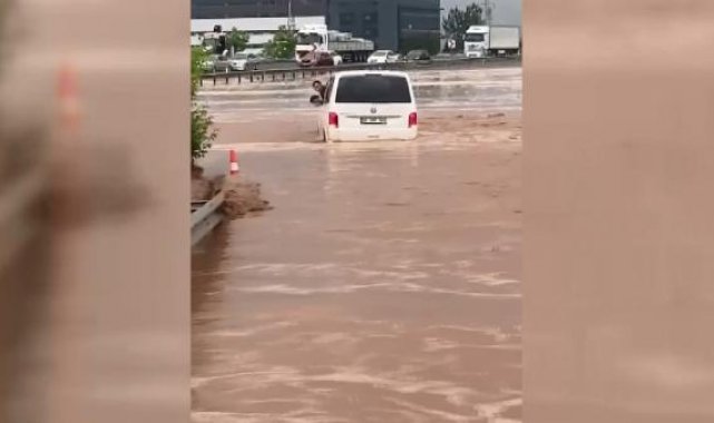 Ankara-Eskişehir kara yolu, sağanak nedeniyle trafiğe kapatıldı