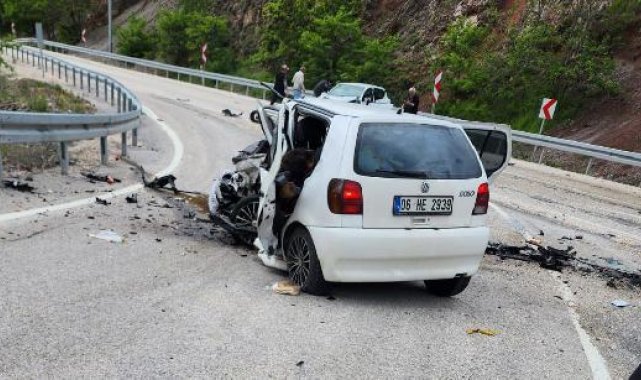Ankara'da otomobiller kafa kafaya çarpıştı; 3 ölü, 4 yaralı - Yeniden