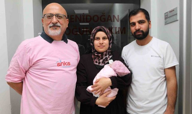 Anne karnında kalbi duran bebek yeniden yaşama döndü