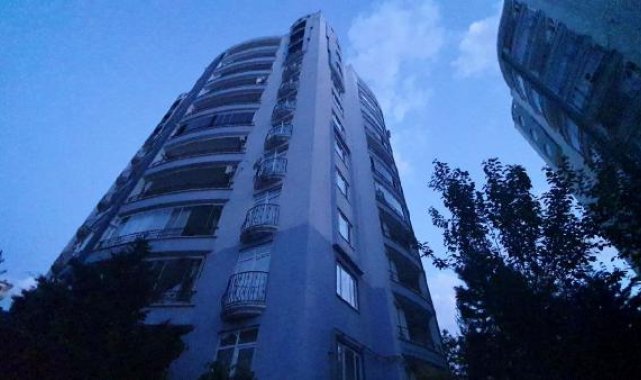 Annesi ve kız kardeşini odaya kilitleyip, babasının boğazını kesen şüpheli tutuklandı